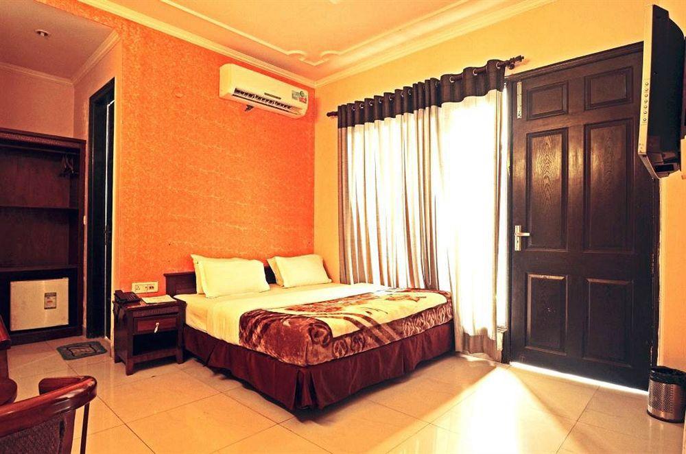 Hotel Sunrise Delhi  Bagian luar foto